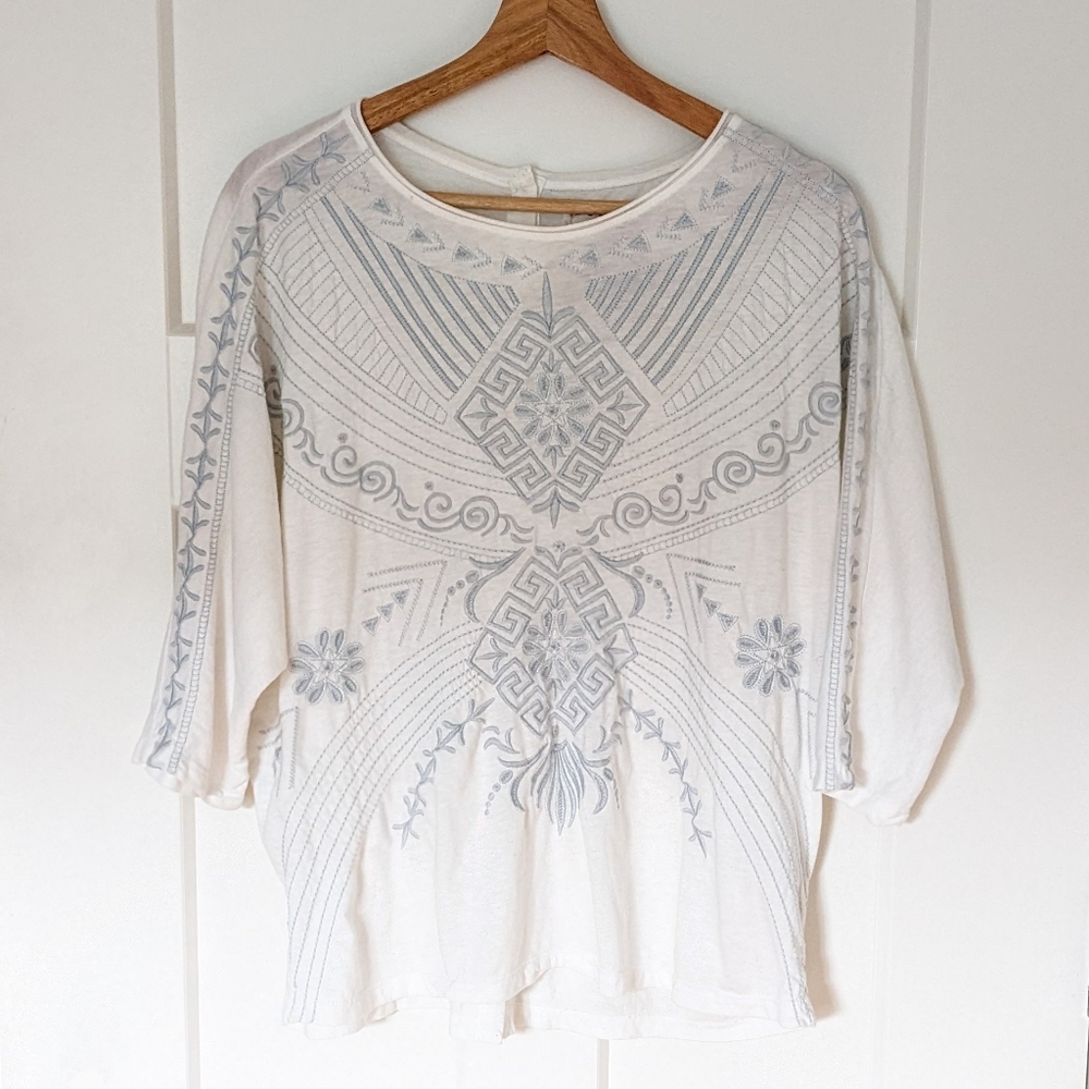 Johnny Was White Embroidered Top Gray Blue Stitching, Button Back Size S